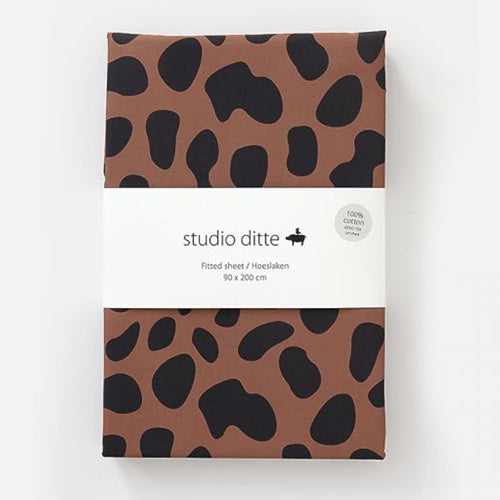 Deer Industries Kids Bedding, Studio Ditte fitted sheet jaguar spots. Cool bedsheets for kids in leopard print. 