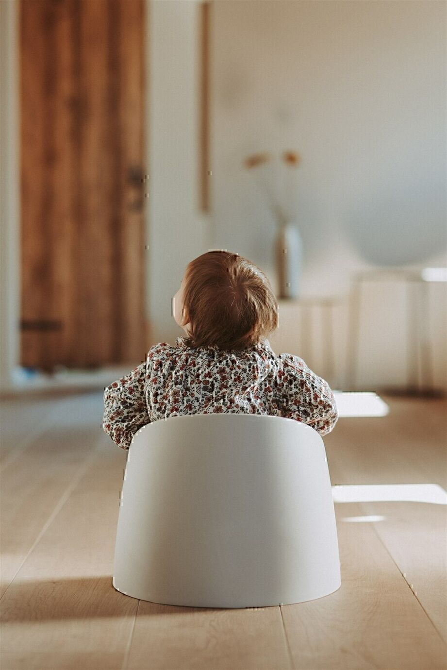 A beige Quax potty with a white inner bowl and high backrest, designed for toddlers.