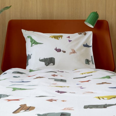 Deer Industries Kids Bedding Snurk Duvet Cover Paper Zoo. Colourful gender neutral bedding for boys and girls with animal print. Scandinavian design printed on 100% cotton. 
